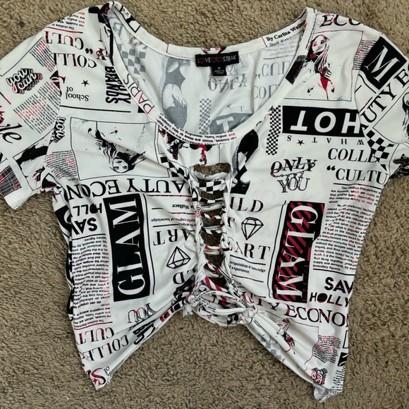 Fashion Graphic Cut Out Crop Top Size M - Picture 7 of 10